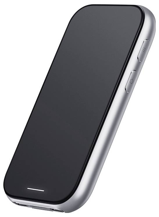 Een slanke, zilveren smartphone met een zwart scherm en zijknoppen, getoond onder een hoek tegen een effen witte achtergrond.