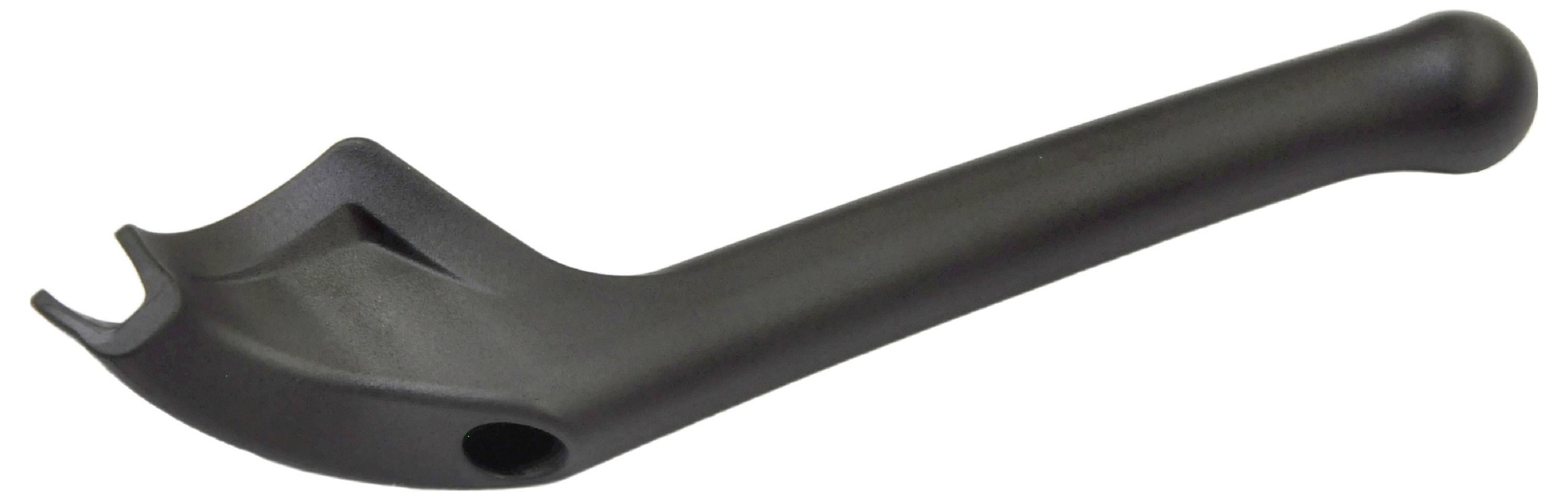 Een zwarte, gebogen plastic opener met een inkeping aan één uiteinde, gebruikt voor het openen van flessen of vergelijkbare taken, geïsoleerd op een witte achtergrond.