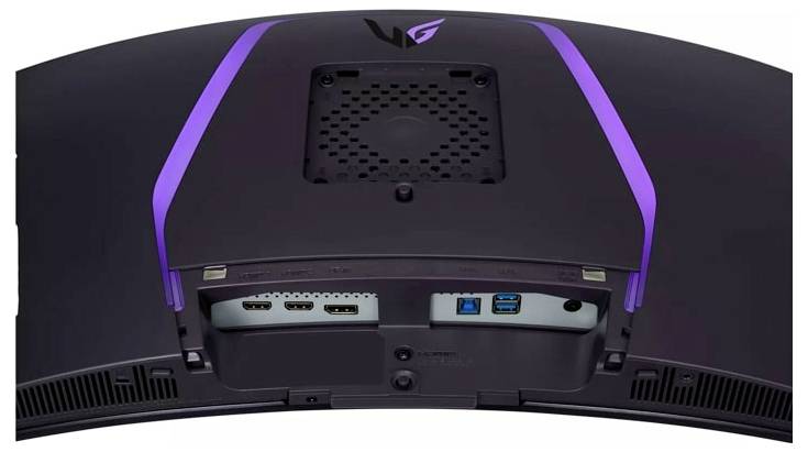 Gekromde monitor van achteren gezien met aansluitingen: HDMI, DisplayPort, USB. Monitor heeft LED-verlichting en een ventilatieopening bovenaan.