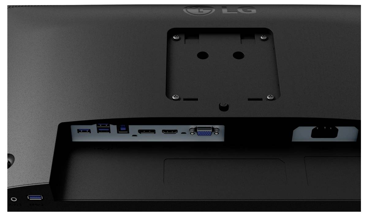 Achteraanzicht van een monitor met verschillende poorten, waaronder USB, HDMI en VGA, zichtbaar onder een bevestigingssteungebied.
