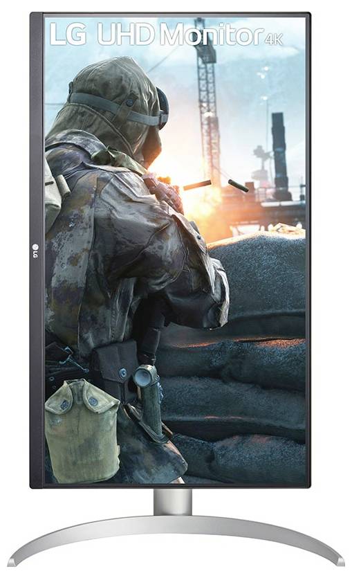Een verticale LG UHD-monitor die een dynamische videogame-scène weergeeft met een soldaat die gericht is met een wapen voor een constructiezone-achtergrond.