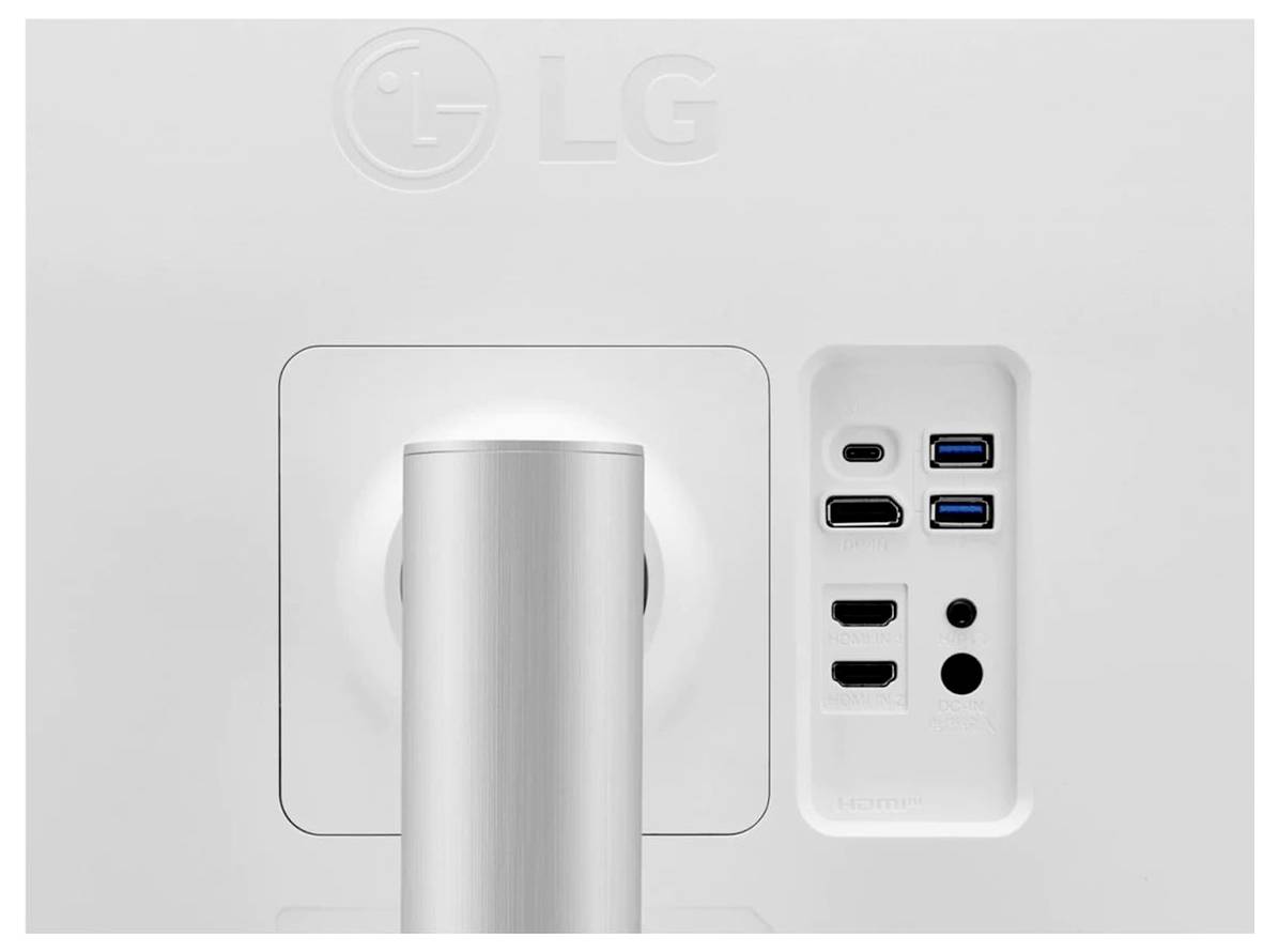De afbeelding toont de achterkant van een LG-monitor met verschillende poorten, waaronder twee USB-C, twee HDMI en twee USB-A poorten, voor connectiviteit.