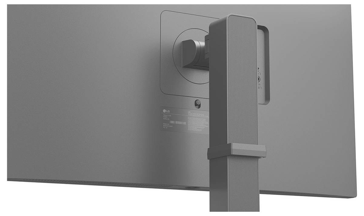 De achterkant van een computermonitor bevestigd aan een standaard, waarbij een vierkante montagebeugel en een ondersteuningsarm zichtbaar zijn.