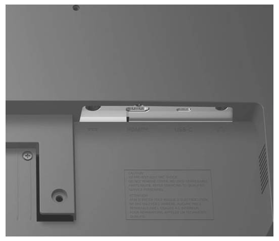 Achteraanzicht van een apparaat met HDMI- en USB-C-poorten, met gegraveerde labels boven elke poort, geplaatst in een verdiept paneel.