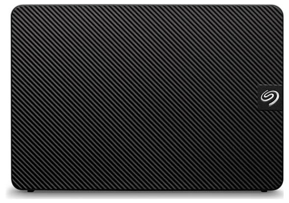 Een zwarte externe harde schijf met een gestructureerd diagonaal streepjespatroon en een klein logo aan de rechterkant.