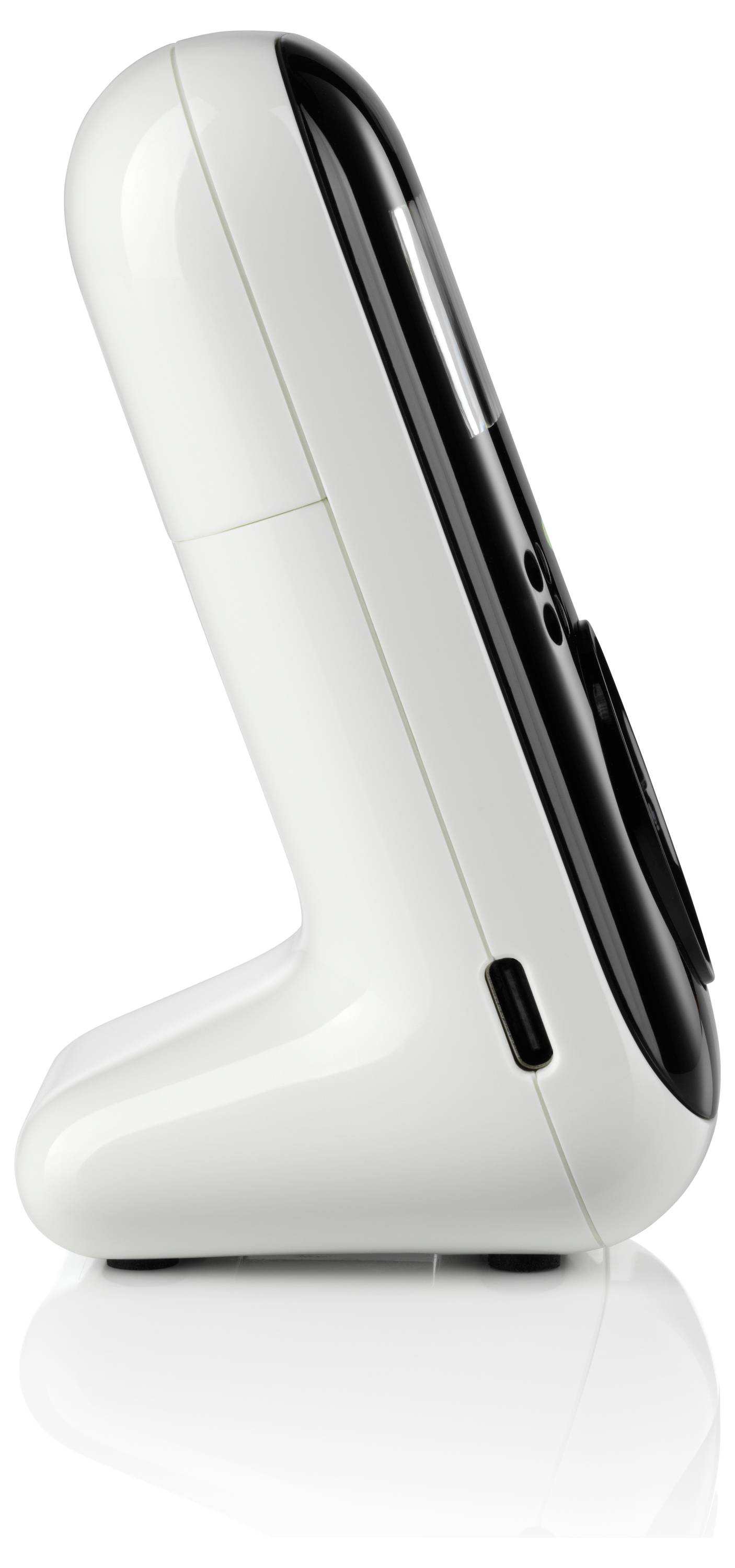 Een zijaanzicht van een witte en zwarte moderne draadloze telefoon, rechtop staand op zijn basis, met een strak design en laadpoort.