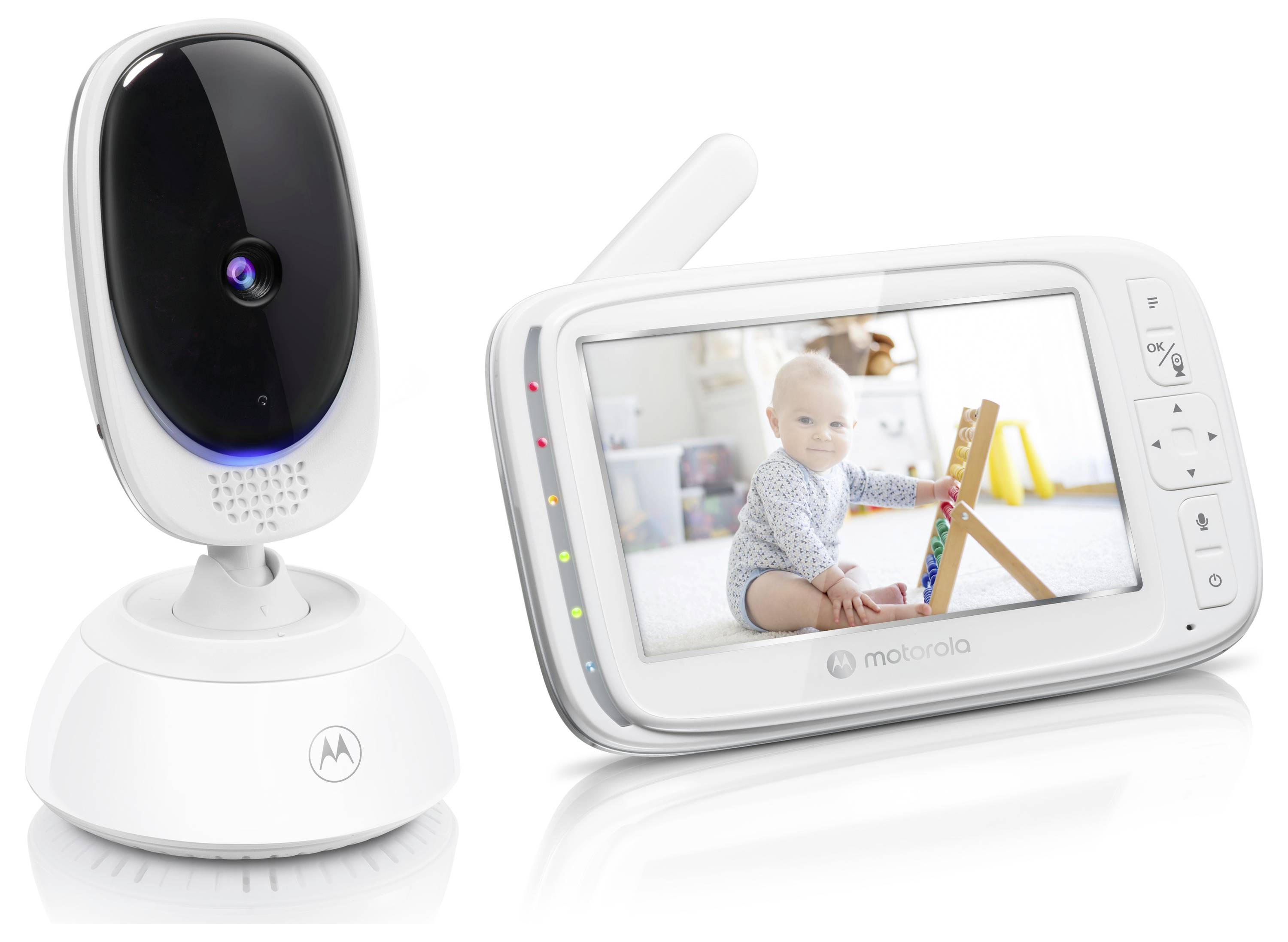 Een babyfoon met een camera aan de linkerkant en een scherm aan de rechterkant waarop een baby speelt met een speelgoed.