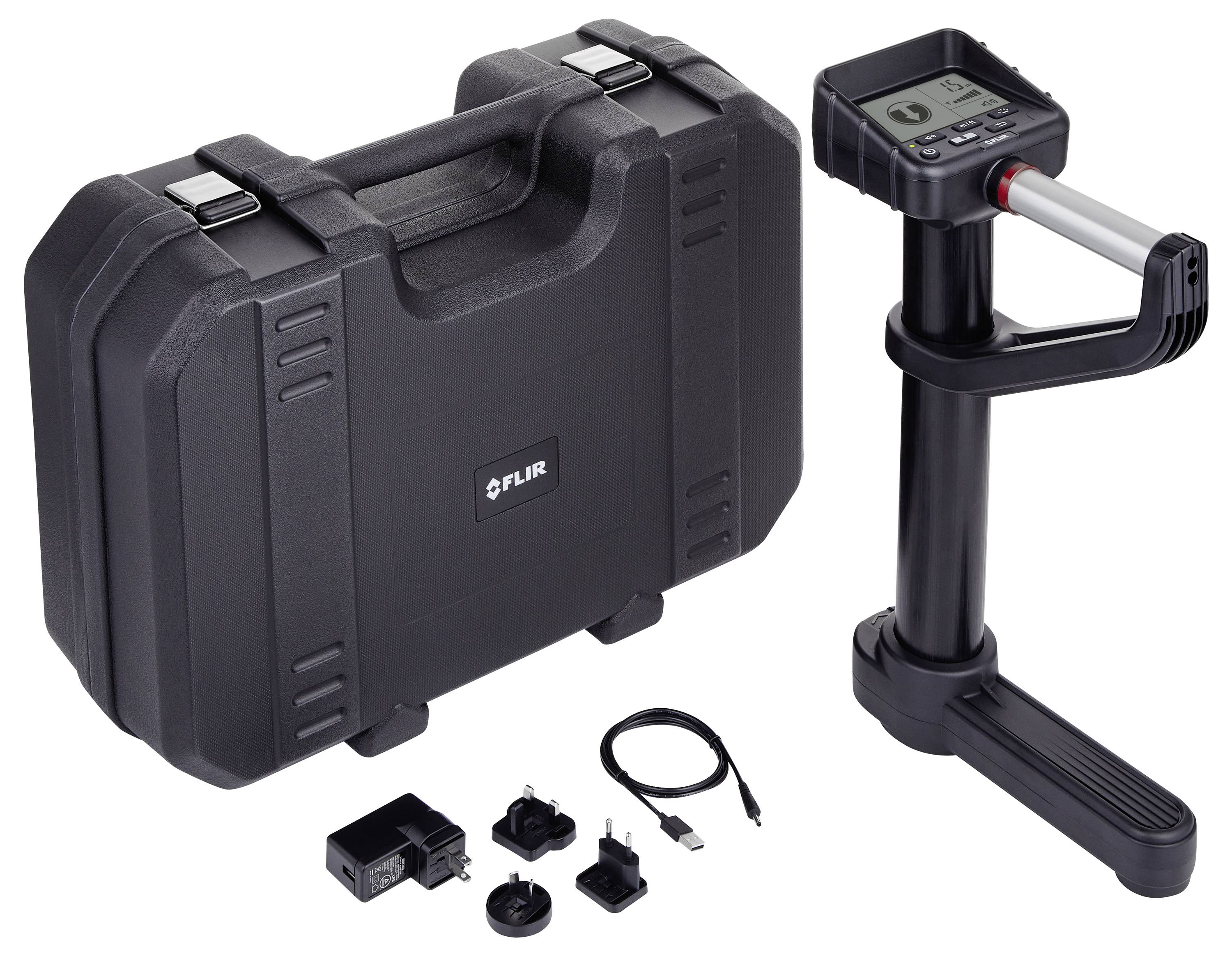 Een zwarte harde draagtas met een 'FLIR' logo, een elektronisch apparaat met een handgreep en display, adapters en een USB-kabel.