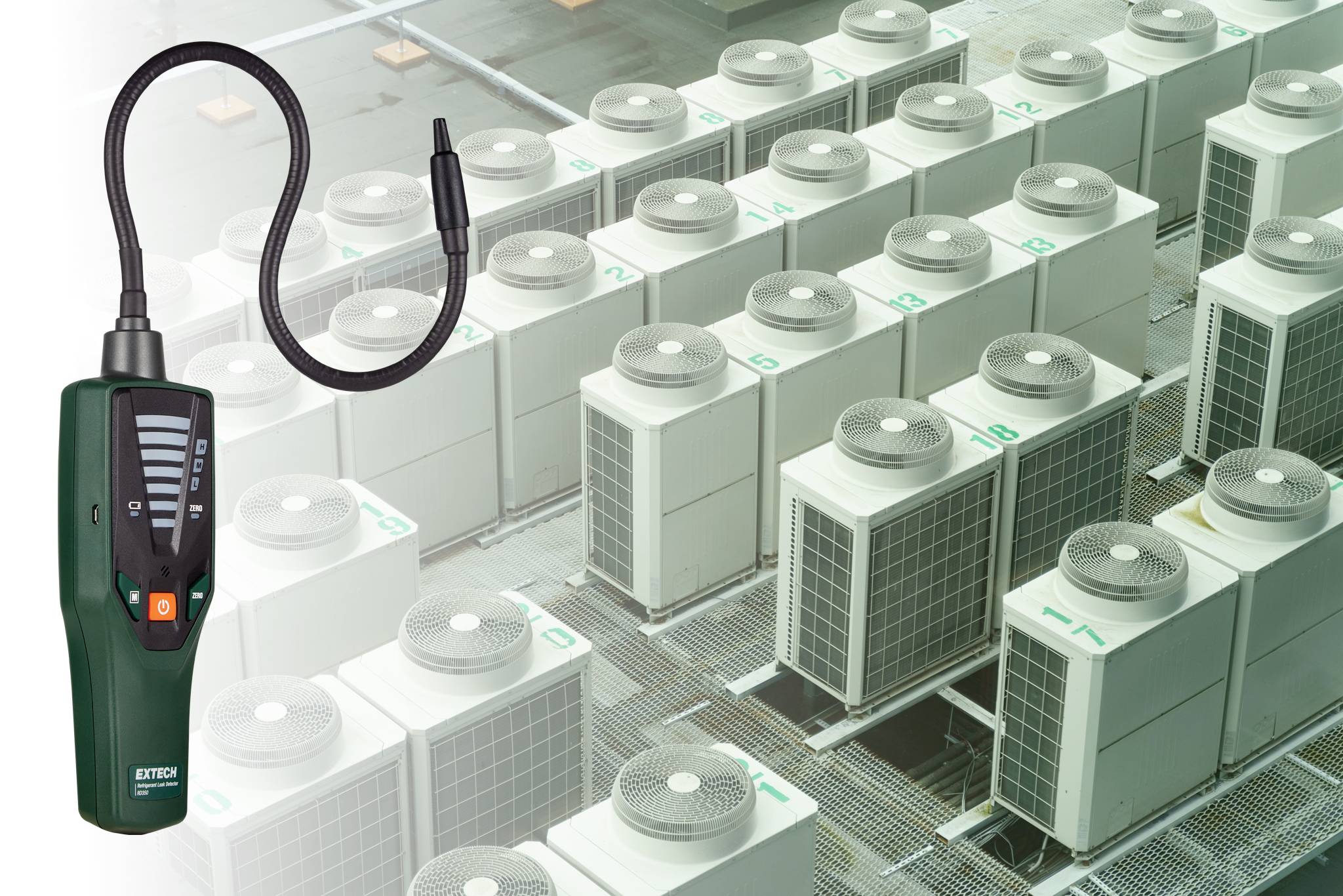 'Links wordt een lekdetector voor koelmiddel getoond, rechts staan industriële airconditioning-units in rijen opgesteld.'