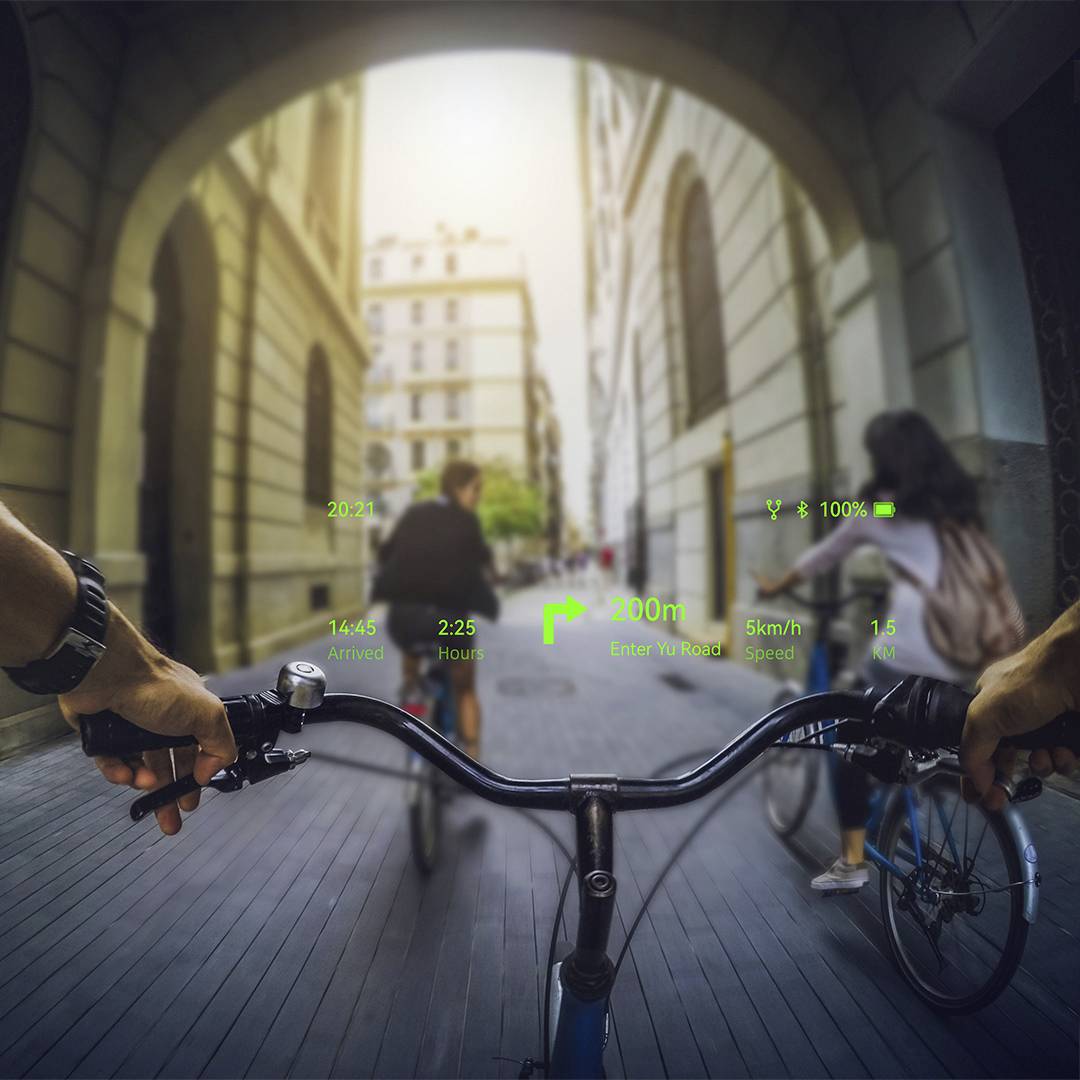 Een persoon rijdt een fiets op een stadsstraat omzoomd door hoge gebouwen, met digitale overlay's die snelheid, afstand en tijd weergeven.