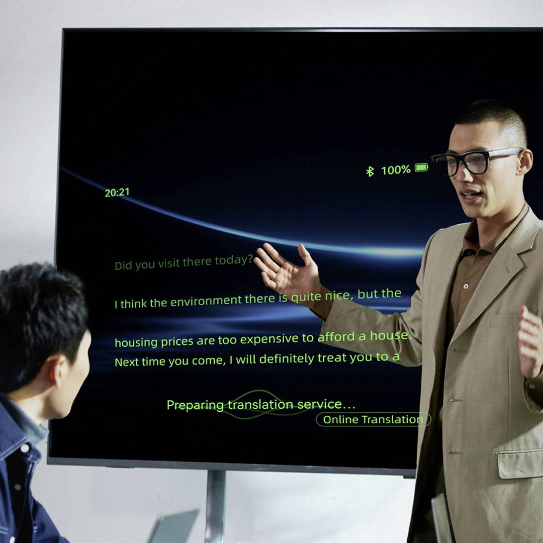 Een man in een pak gebaart naar een presentatiescherm met tekst, pictogrammen en grafieken die betrekking hebben op online vertaaldiensten.