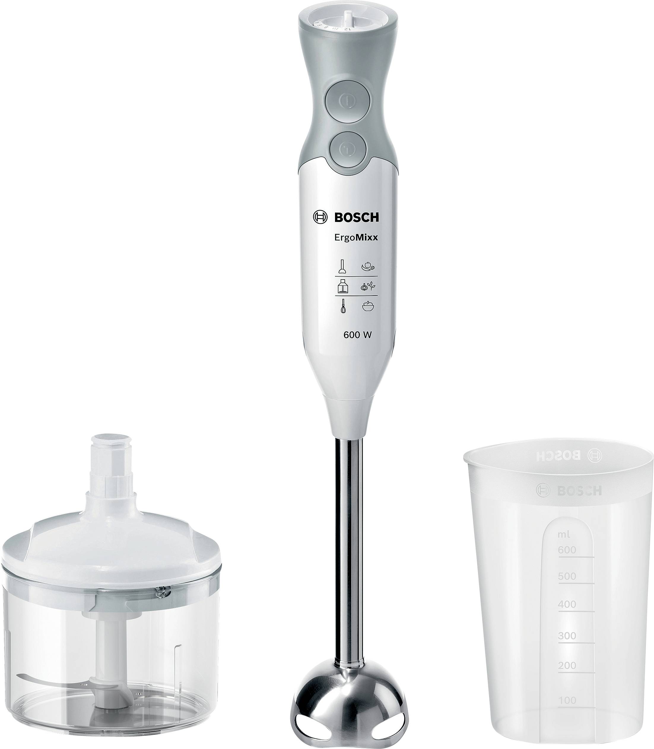 Een Bosch ErgoMixx staafmixer set met een mengstaaf, hakmolen-accessoire en een maatbeker, geschikt voor verschillende keukenwerkzaamheden.
