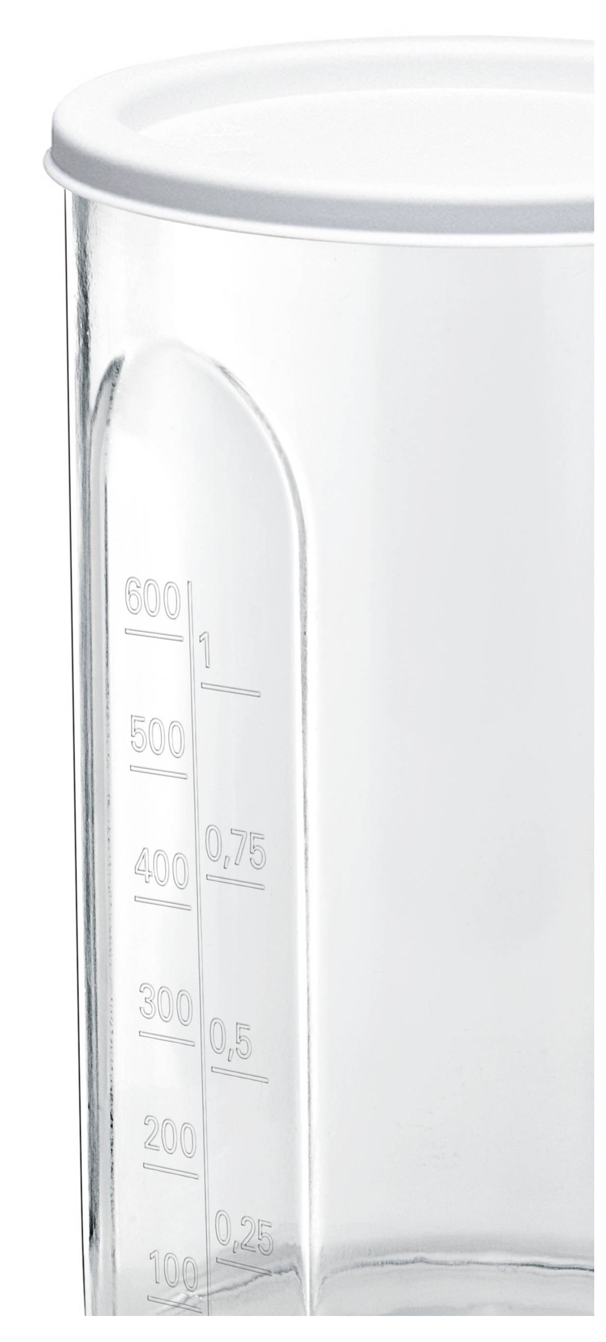 Een transparante maatbeker met een witte deksel, voorzien van markeringen voor milliliters en liters aan de zijkant. De maximale capaciteit is 600 ml.