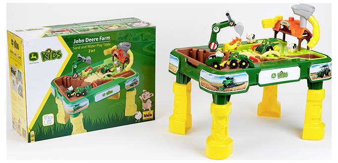 John Deere Kids boerderij-thema zand- en watertafel met verpakking. Voorzien van speelgoed tractor, schuur en dierfiguren op een groen en gele tafel.