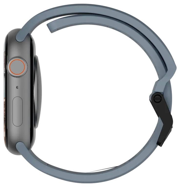 Een smartwatch in zijaanzicht, met een strakke zwarte wijzerplaat en een blauwe band, met een oranje knop voor bediening.