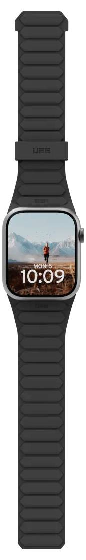 Een smartwatch met een zwarte band toont de tijd '10:09' tegen een achtergrondafbeelding van een persoon die op een berg staat met een panoramisch uitzicht.