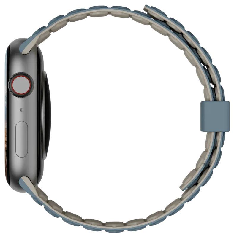 Een zijaanzicht van een smartwatch met een ronde kroon en een blauw en grijs geweven bandje. De focus ligt op het ontwerp en het kleurenpalet.