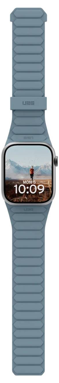Een smartwatch met een blauwe band toont '10:09' op zijn scherm, met op de achtergrond een persoon die op een bergpunt staat.