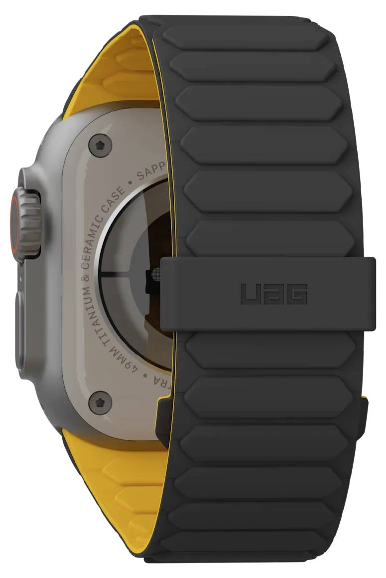 Een close-upfoto van een smartwatch met een zwart en geel bandje, voorzien van een metalen behuizing met knoppen en een zichtbaar merkenlogo op de achterkant.