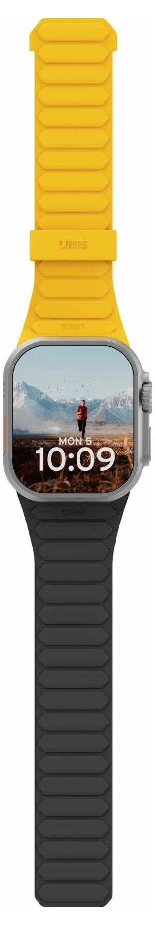 Smartwatch met een verstelbare zwarte en oranje band, met een berglandschap op het scherm en de tijd '10:09' weergegeven.