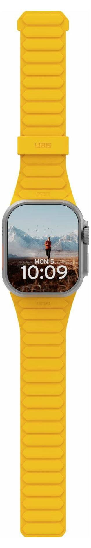 Een smartwatch met een oranje band die '10:09' op het scherm weergeeft, met op de achtergrond een persoon in de bergen.