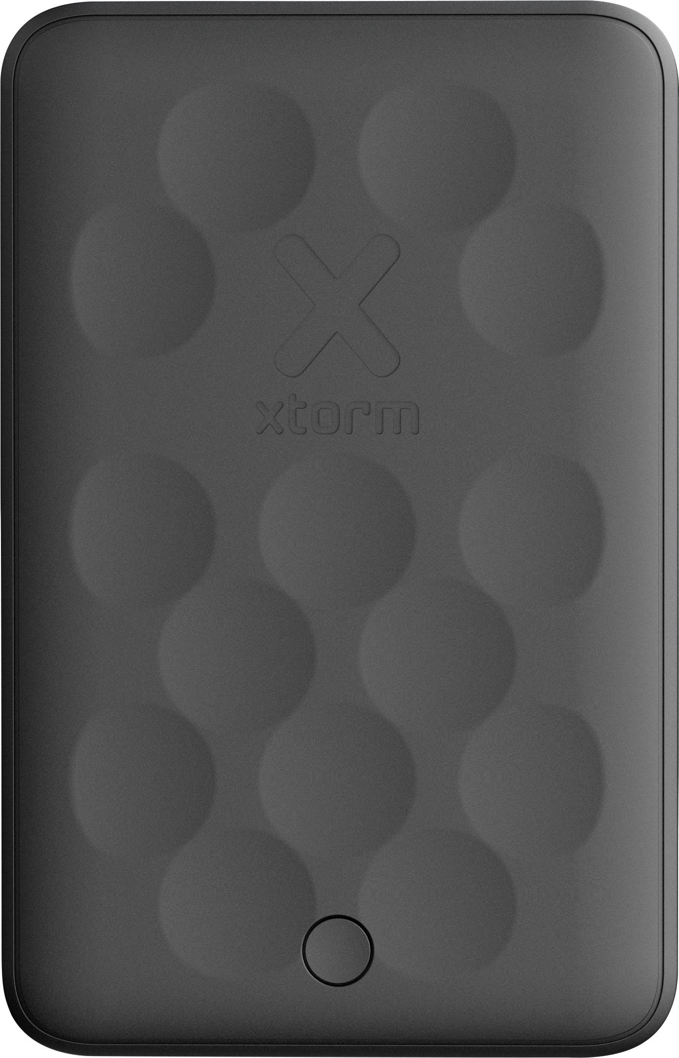 'Een strakke zwarte Xtorm powerbank met een gestructureerd, cirkelvormig patroon. De merknaam is geborduurd op het oppervlak nabij het bovenste midden.'