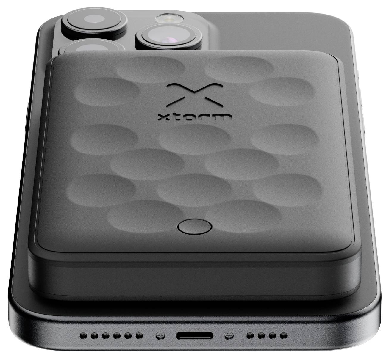 Een zwarte powerbank met het label 'xtorm' rust op een smartphone. De apparaten zijn gestapeld, waarbij draagbaarheid en draadloos opladen worden benadrukt.