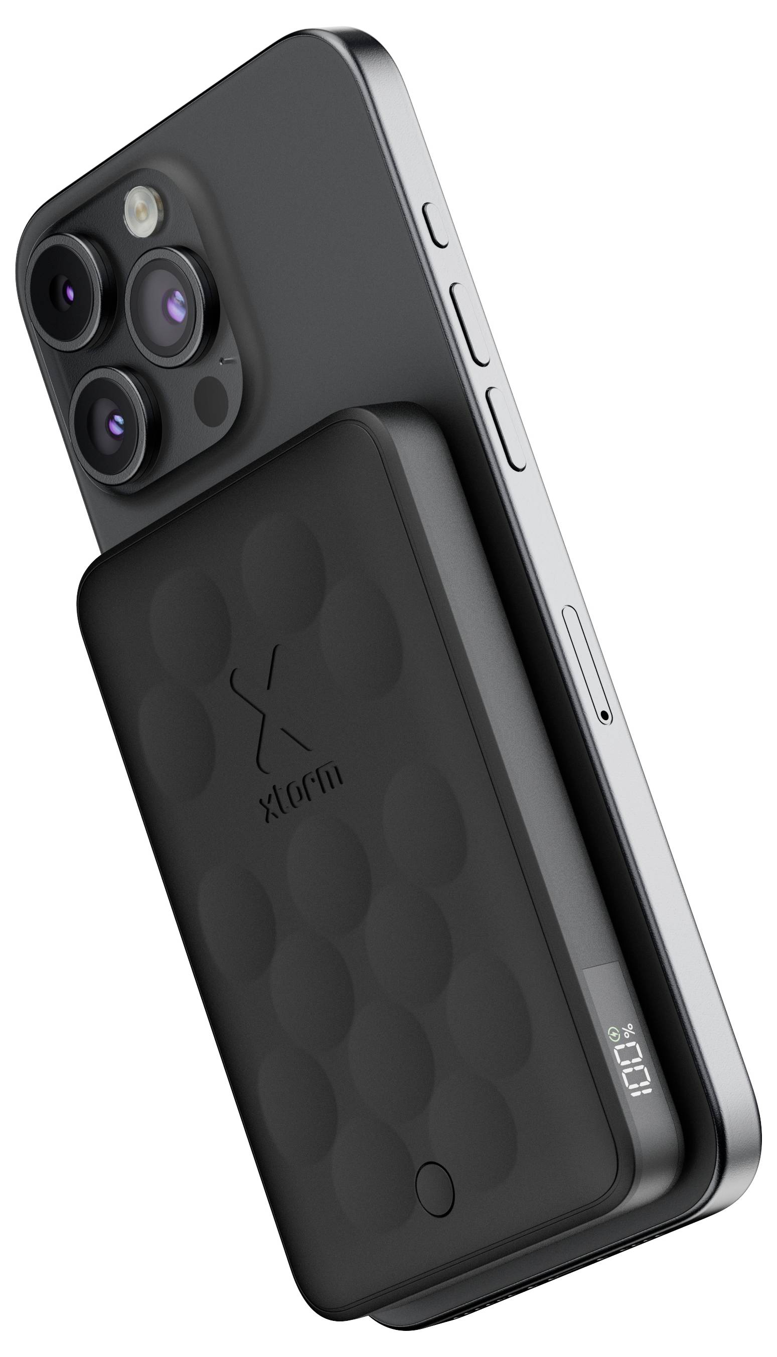 Een smartphone met een drievoudige camera is verbonden met een compacte, zwarte draadloze powerbank, waarbij aan de zijkant een digitale batterij-indicator wordt weergegeven.