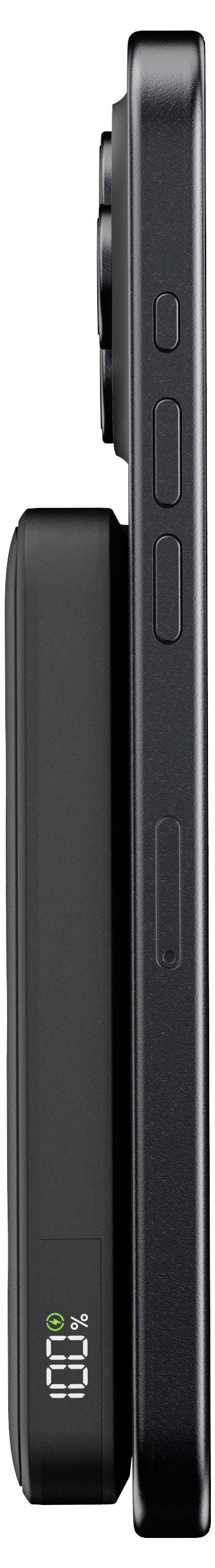 Zijaanzicht van een zwarte smartphone naast een oplader. De camerabult en zijknoppen van de telefoon zijn zichtbaar, wat een vergelijking van de dikte illustreert.