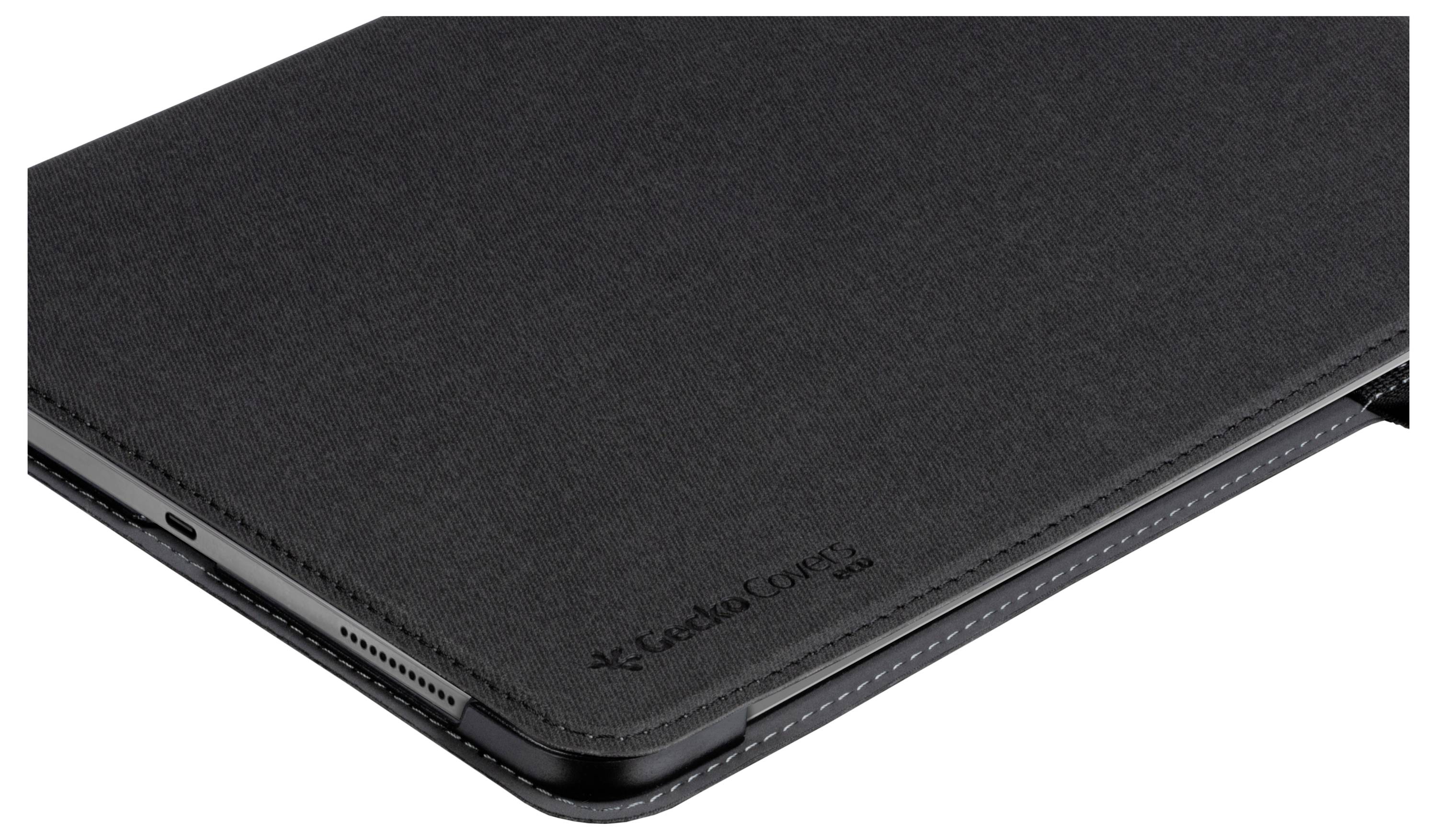 Een strakke zwarte tabletcover, met zichtbare stiksels en een subtiel geborduurd logo, gedeeltelijk de rand van de tablet en de camerasleuf onthullend.