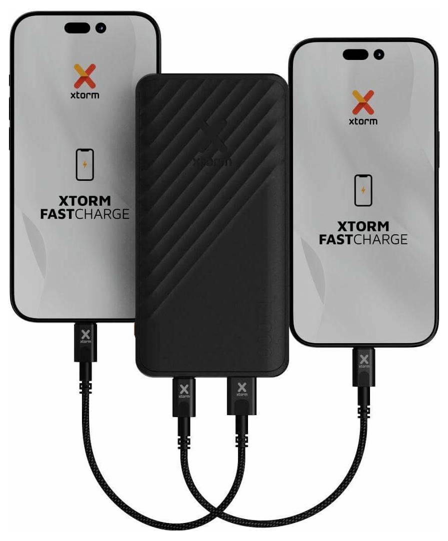 Een zwarte powerbank is aangesloten op twee smartphones met het label 'XTORM FAST CHARGE', waarbij de oplaadcapaciteit wordt gedemonstreerd.