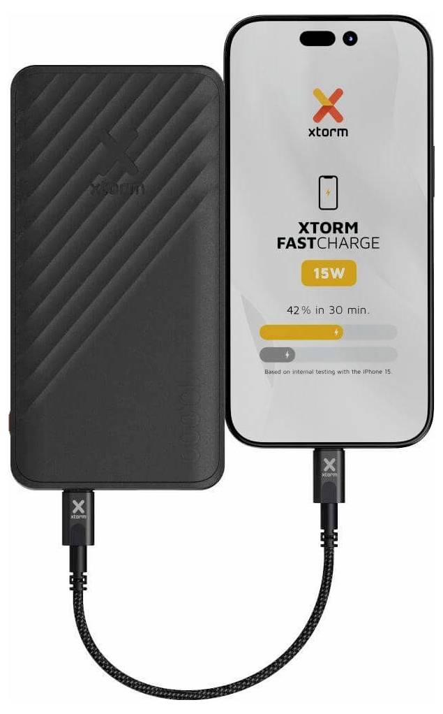 Een powerbank aangesloten op een smartphone met de tekst 'Xtorm FASTCHARGE 15W, 42% in 30 min.' die de snellaadfunctionaliteit aangeeft.