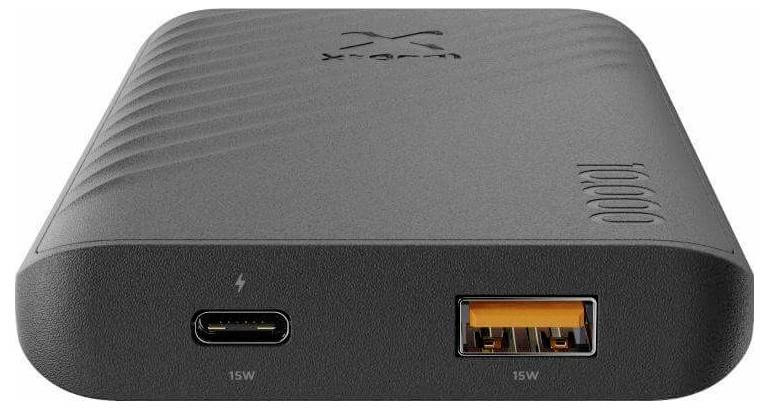 Een zwarte powerbank met een gestructureerd ontwerp, voorzien van één USB-C en één USB-A-poort, geschikt voor het leveren van 15W elk.