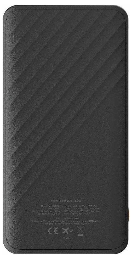 Een zwarte draagbare powerbank met diagonale groeven op het oppervlak, met capaciteitsdetails en regelgevingssymbolen onderaan.