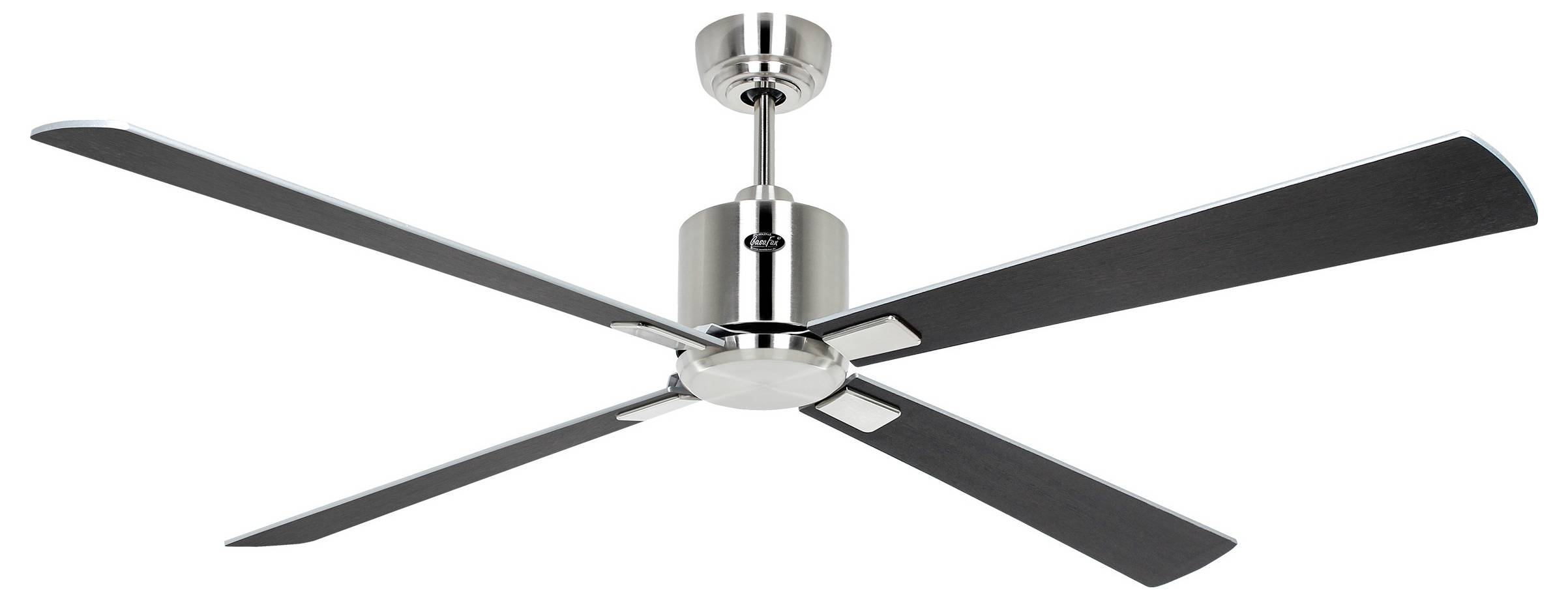 Een moderne plafondventilator met vier donkere bladen en een metalen afwerking, van onderaf gezien tegen een witte achtergrond.