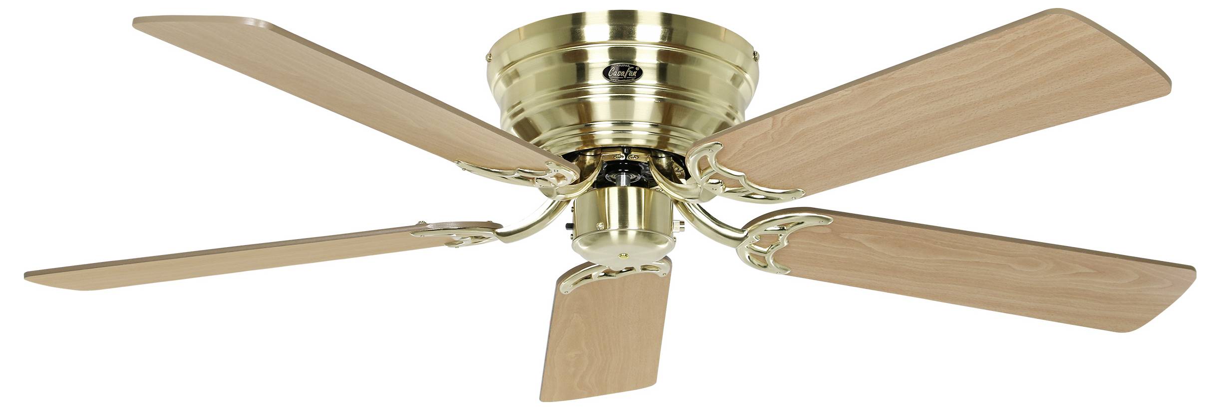 Een plafondventilator met vijf lichtbruine houten bladen en een gepolijste messing afwerking, gemonteerd aan een plafond.