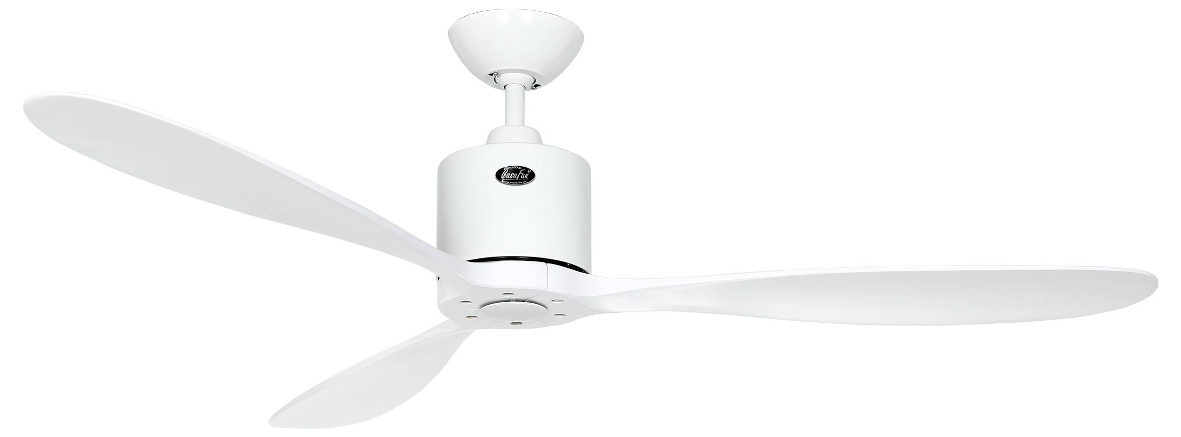 Een witte plafondventilator met drie slanke bladen en een cilindrische motorbehuizing, gemonteerd op een korte stang, geschikt voor moderne woninginrichting.