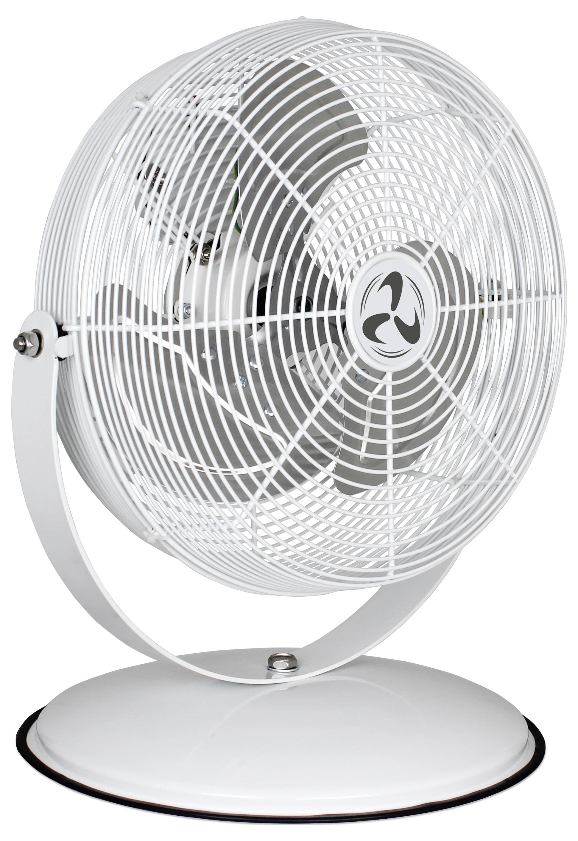 Een aan de muur gemonteerde industriële ventilator met een witte kooi en metalen steunbeugel, ontworpen voor efficiënte luchtcirculatie in grote ruimtes.