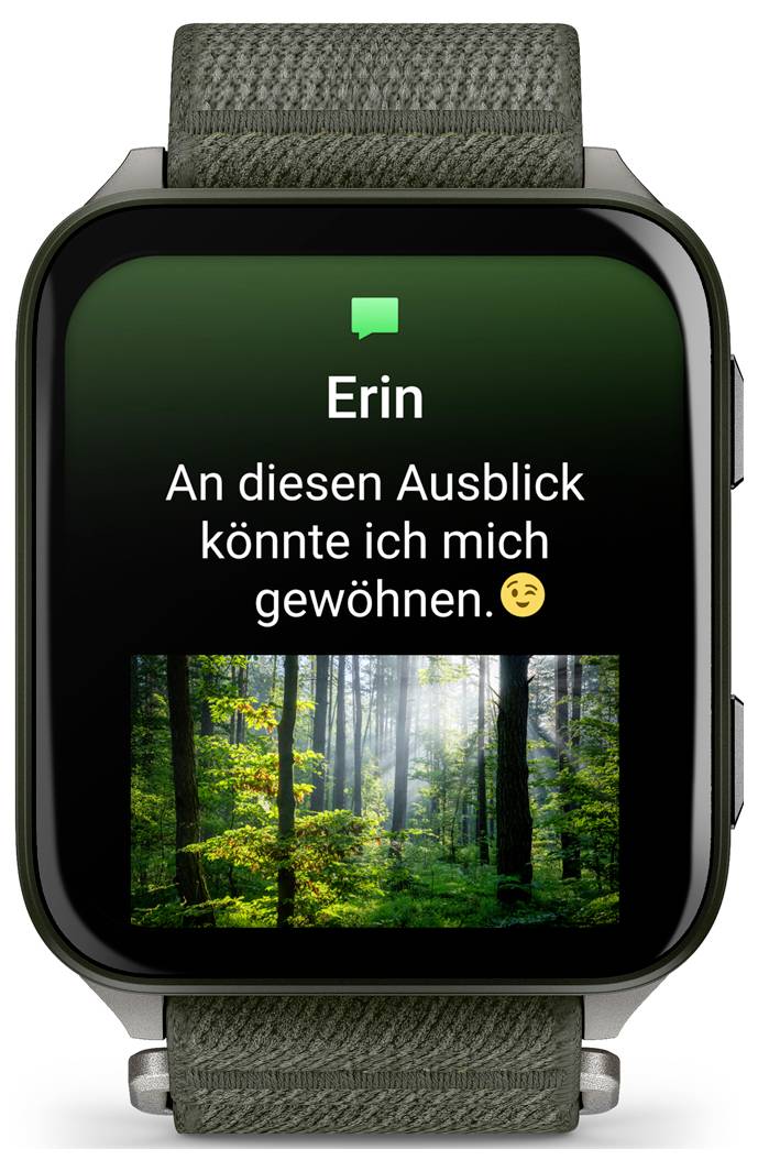 Smartwatch met een bericht van 'Erin': 'Aan dit uitzicht zou ik me kunnen wennen. 😊' met een afbeelding van een zonnig bos.