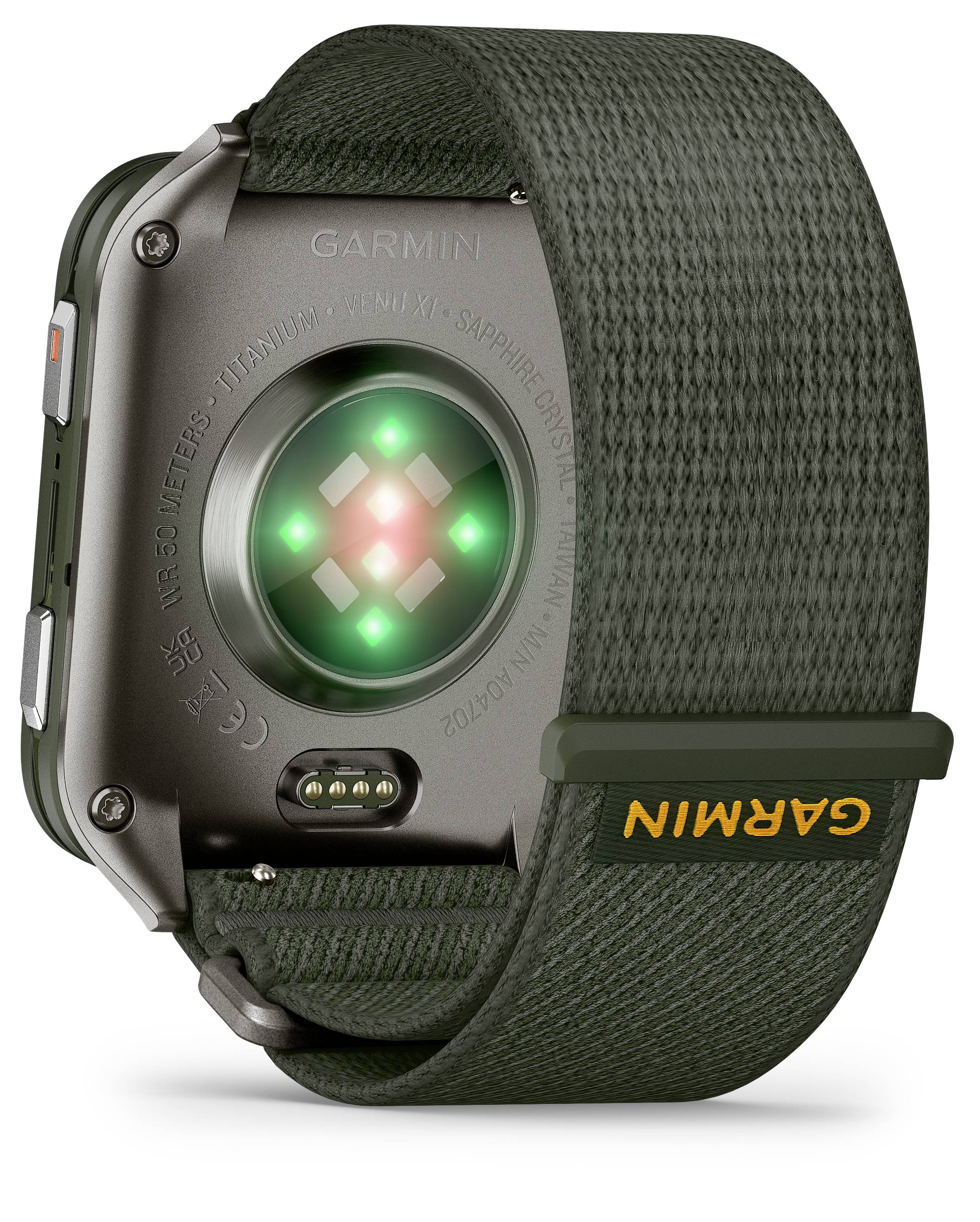 Een smartwatch die zijn achterkant laat zien met een sensor en oplaadpoort, het merk 'GARMIN' zichtbaar op de band, geplaatst tegen een witte achtergrond.