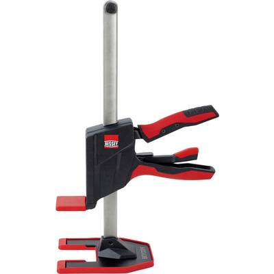 Een Bessey handklem met rode en zwarte handgrepen voor het stevig vasthouden van objecten bij houtbewerking of metaalbewerking.