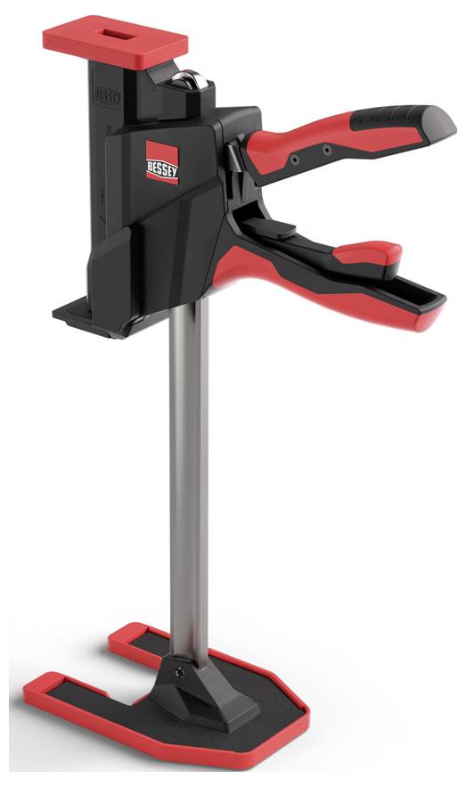 Een zwarte en rode klem met een verticaal handvat en een platte basis, ontworpen om objecten stevig vast te zetten.