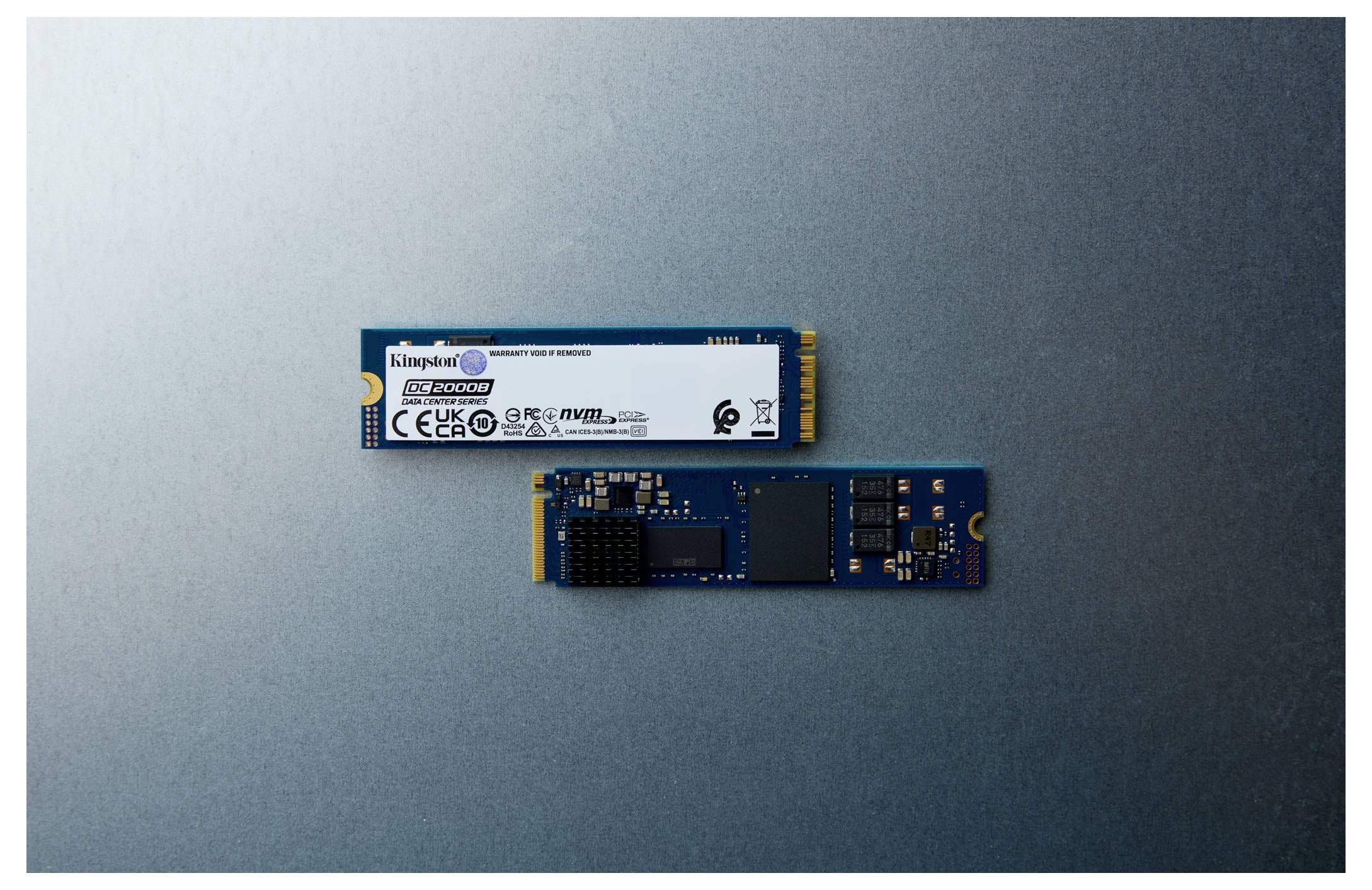 Twee solid-state drives (SSD's) met blauwe printplaten en labels met specificaties, gepositioneerd op een donkere verloopachtergrond.