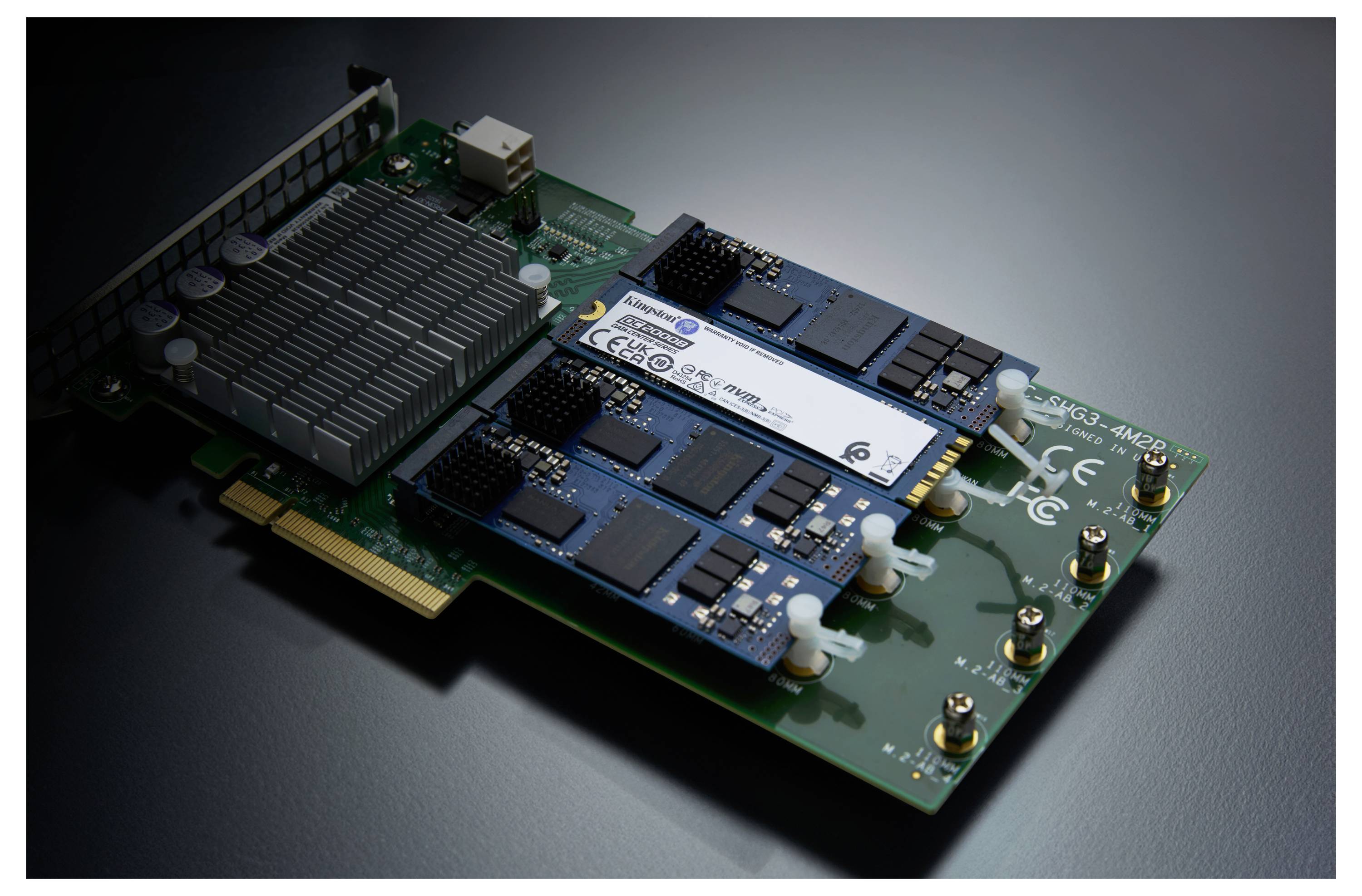 Een close-up van een computermoederbord met een grijze warmteafvoerplaat en verschillende elektronische componenten, waaronder chips en aansluitingen.