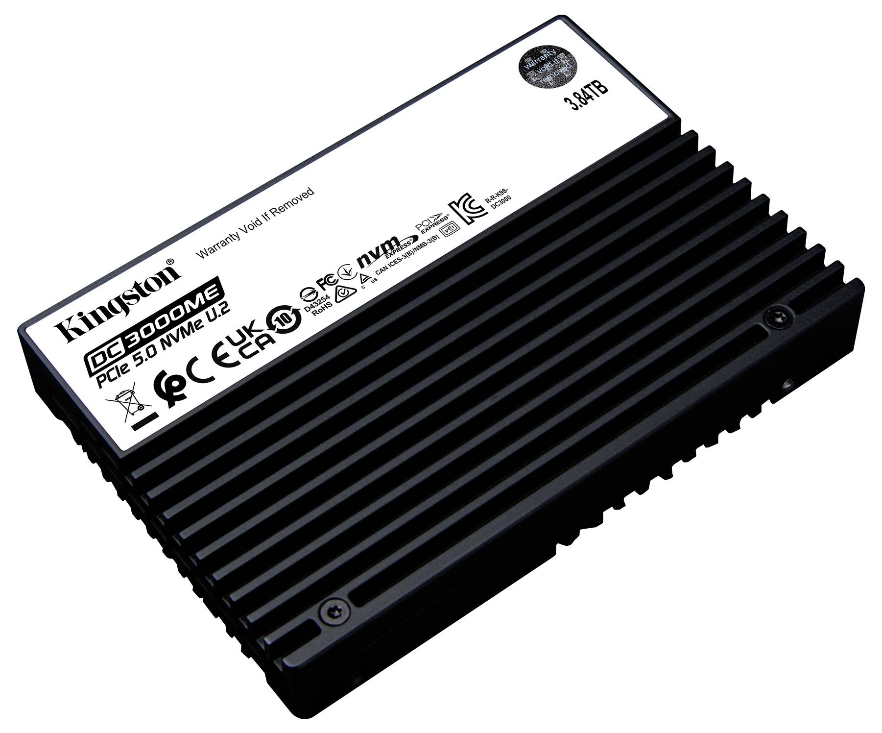 Solid state drive gemerkt als 'Kingston 4TB DC3000M U.2 PCIe 5.0 NVMe'. Het apparaat heeft een zwarte, geribde buitenkant.