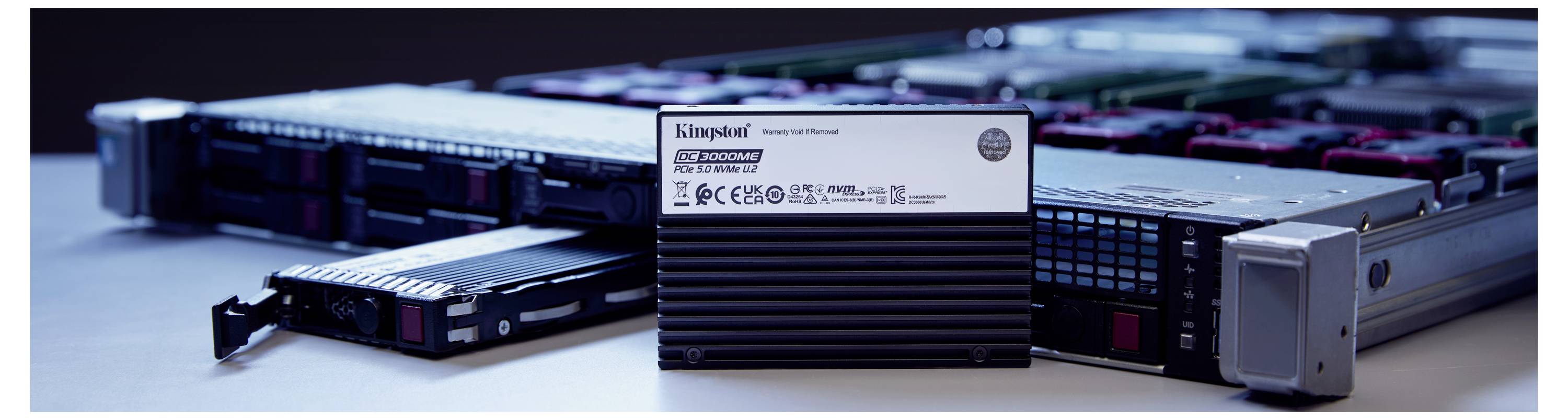 Een close-up van een harde schijf met het label 'Kingston' op een serverrek, waarbij de technische specificaties zichtbaar zijn. Andere schijven en serverapparatuur zijn op de achtergrond te zien.