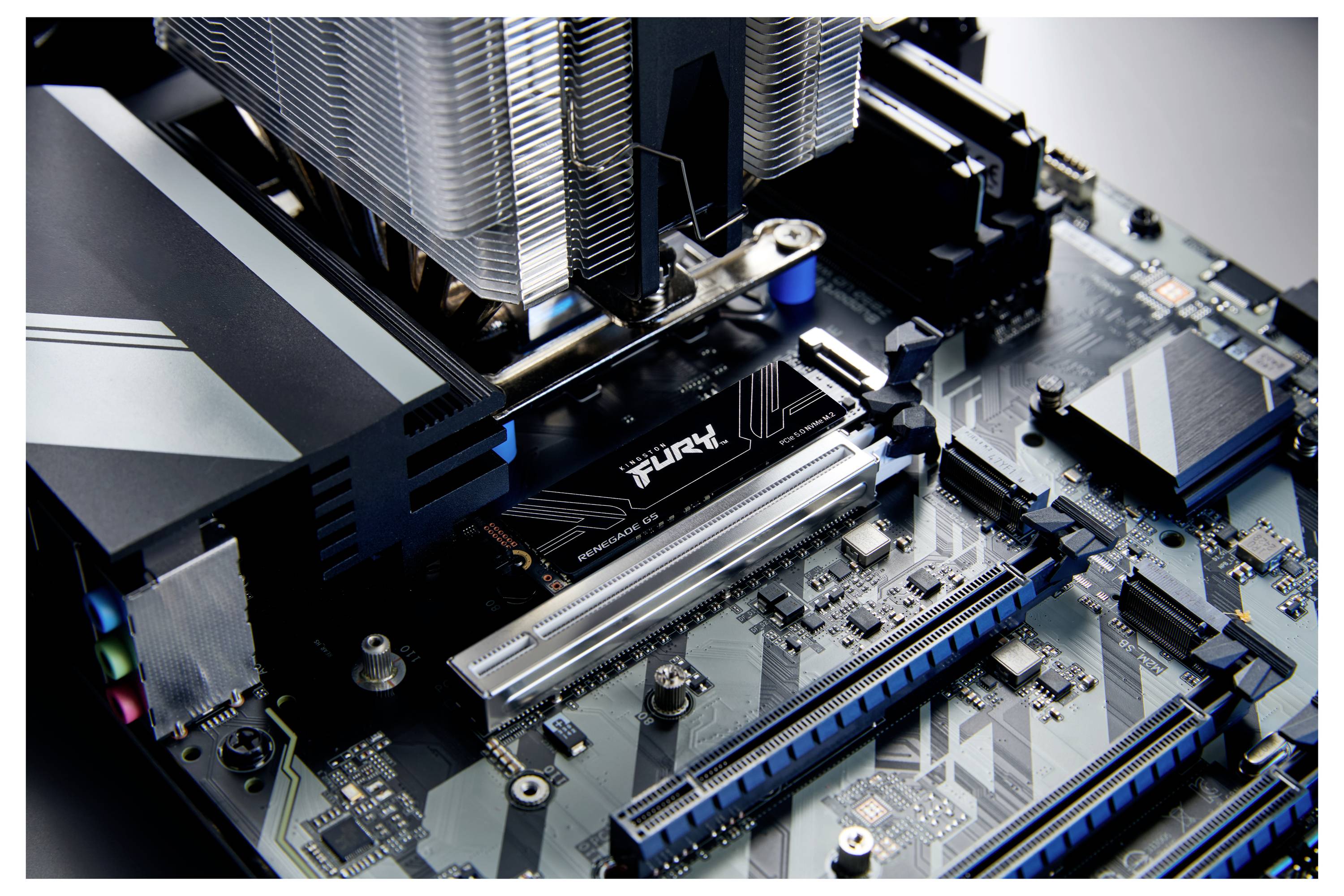 Een close-up weergave van een computermoederbord met Kingston FURY-geheugen geïnstalleerd onder een grote warmteafleider, waarbij de hardwareconfiguratie wordt belicht.