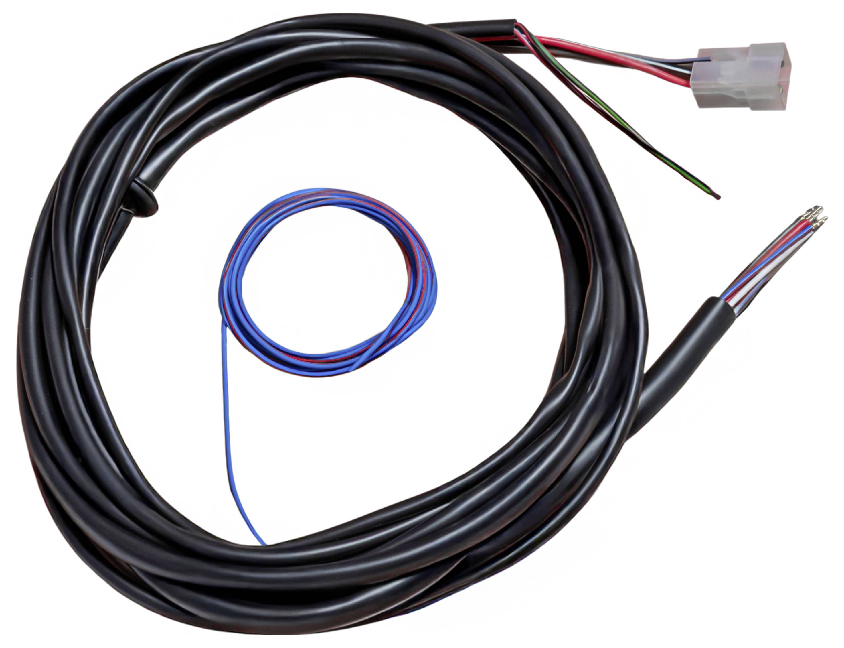 'Zwart en rood bekabelingsharnas met aansluitingen, opgerold op een witte achtergrond, geschikt voor automotive of elektronische toepassingen.'