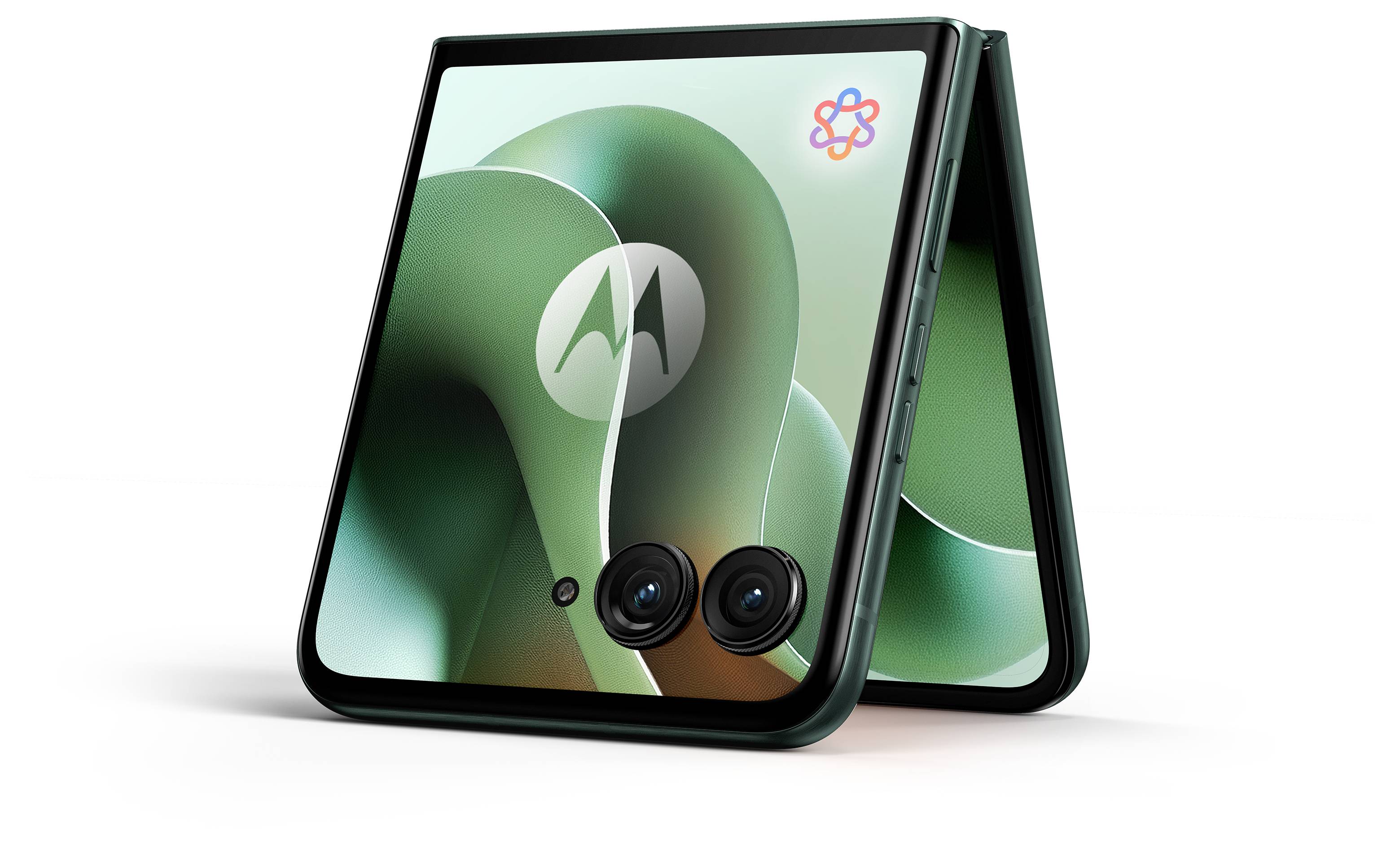 Een groene opvouwbare smartphone die gedeeltelijk open is, met twee externe camera's zichtbaar en een decoratief abstract ontwerp met een logo op de voorkant.