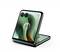 'Opvouwbare smartphone gedeeltelijk open, met dubbele achteracamera's en abstract groen behang op het scherm.'